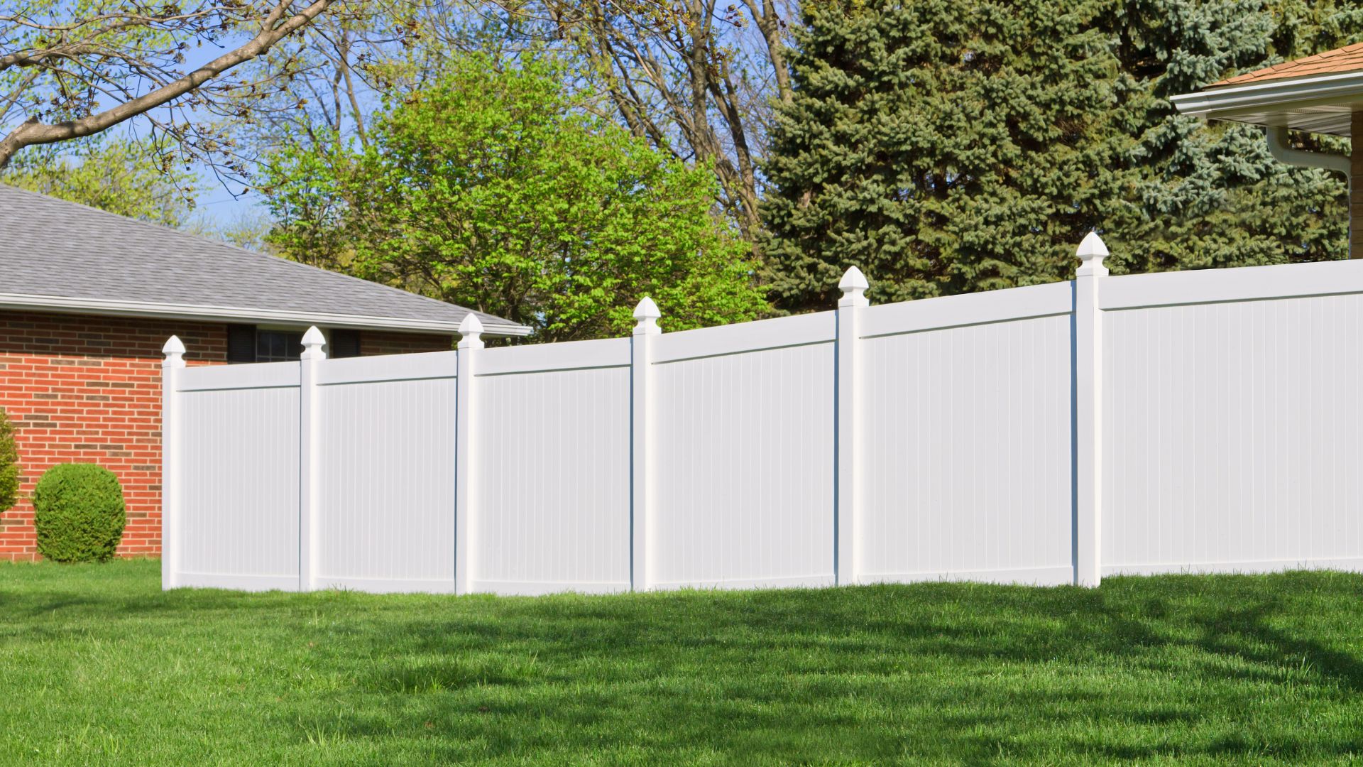 white vinyl fence